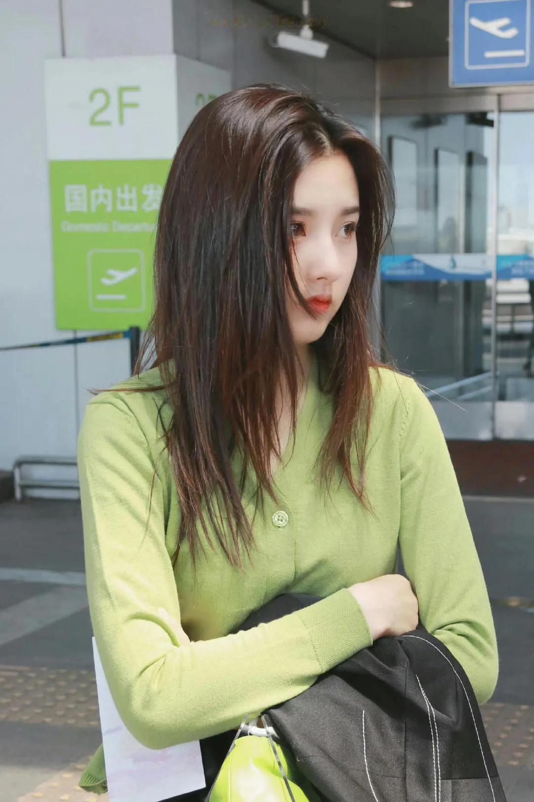  2019年的宋祖儿，宛如枝头最鲜嫩的青苹果，娇俏灵动。那澄澈眼眸、明媚笑颜，裹