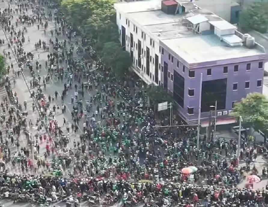 这次印尼发生大规模动乱，虽然公开的原因是因为印尼政府官员和议会政客，所得福利补贴