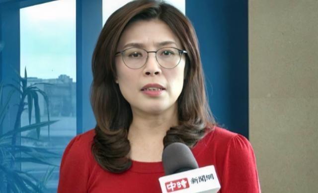 不少人觉得郑丽文是在帮国民党延续“不统不独”的模糊空间，可真相是，她正在为两