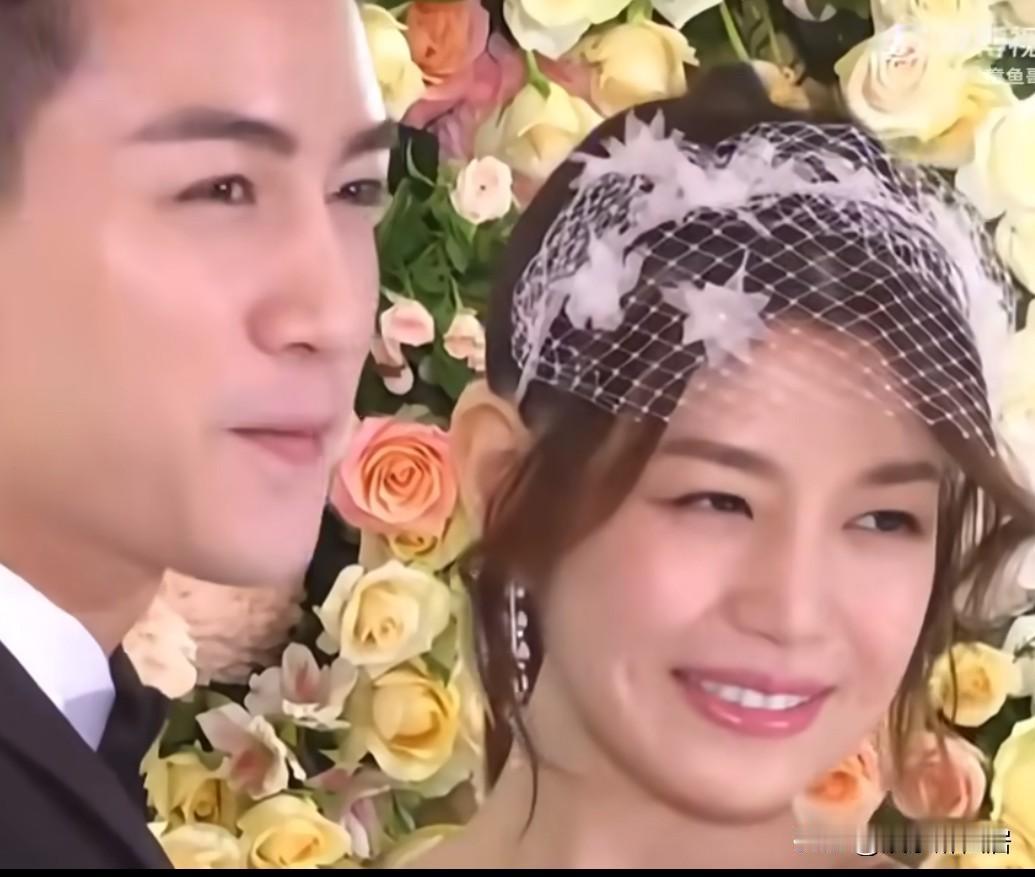 现在回看陈晓和陈妍希两个人还真有夫妻相，可惜了一对璧人，尤其在结婚时的镜头里，