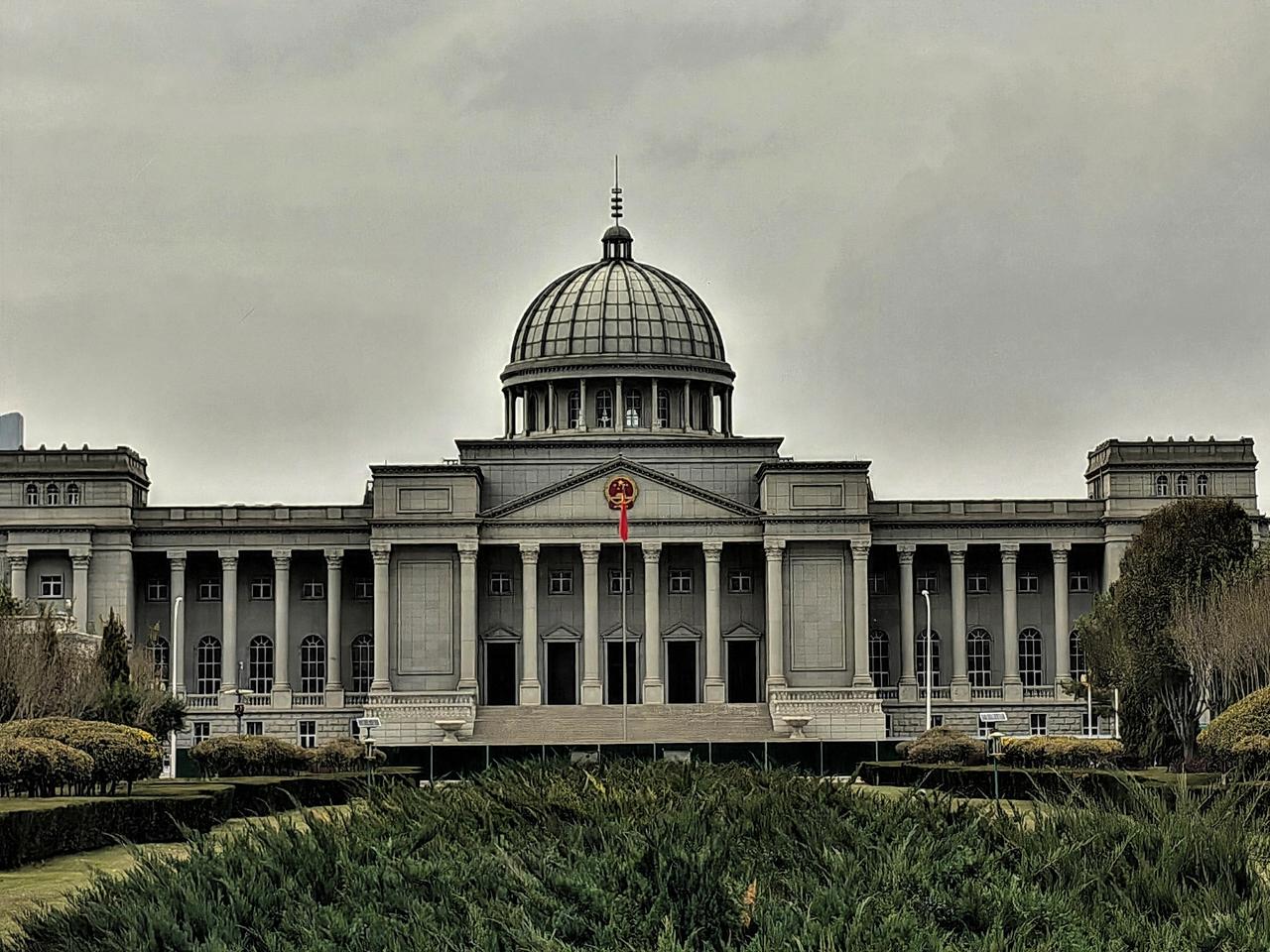 周末在银川德馨公园散步，到处秋意浓浓，秋叶已黄，十分好看。往北走看见一栋高端办公