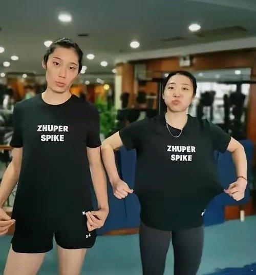 朱婷姚迪素颜抓拍，身旁一米八的美女姚迪，竟被朱婷强大的气场衬得好像小助理啊​