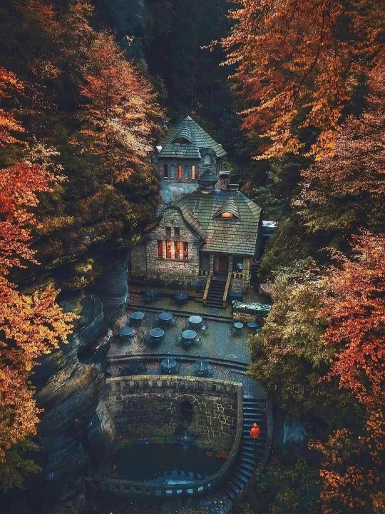 🍂捷克神秘感十足的小镇…秋日魔法世界