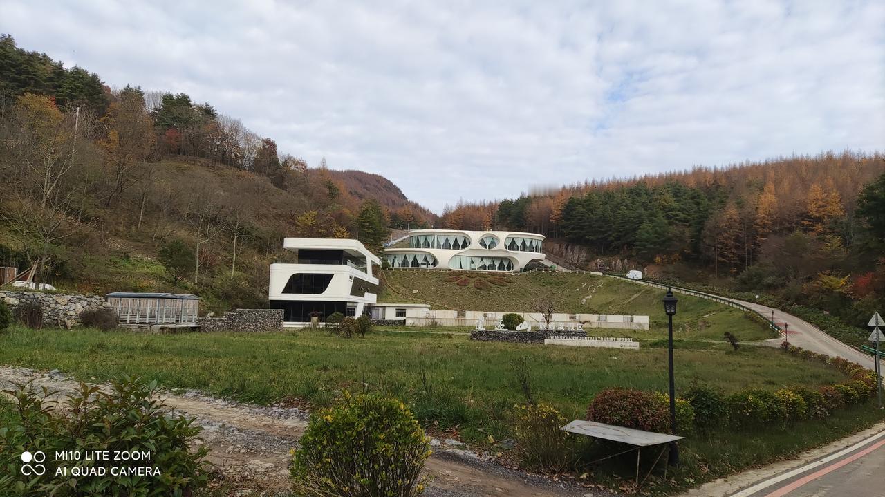 初冬的广元曾家山望远山。今天天气很好，下午阳光灿烂，趁着这个时间到望远山看看。在