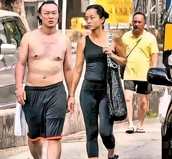 楼市都这样了，陈奕迅还砸了1.82亿。全款。香港寿臣山，山顶豪宅。普通人攒一