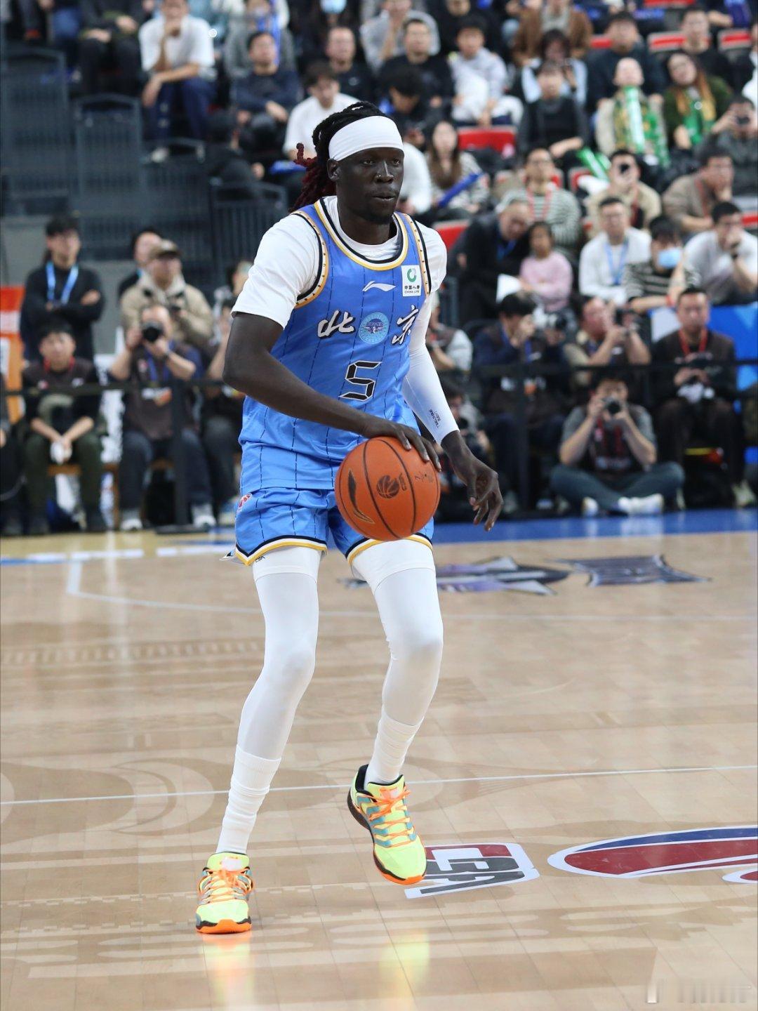 北京首钢已经与奥莫特解约，图中是对阵辽宁他最后一次为首钢出场，按照规则本赛季他