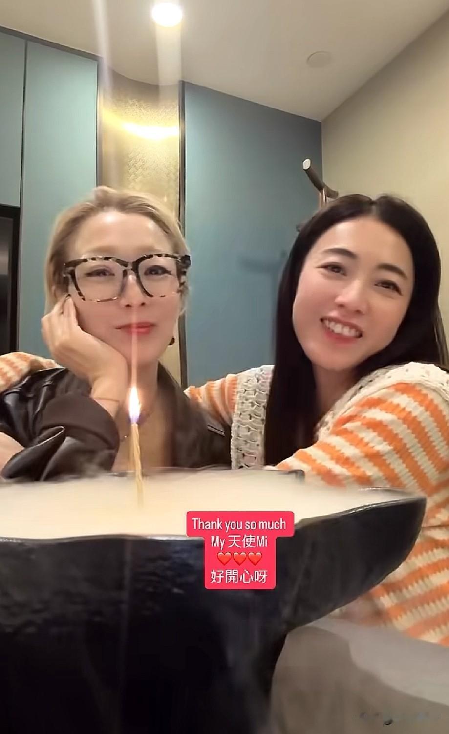 郑秀文陪闺蜜甘比庆生！温馨居家吹蜡烛，神仙姐妹情惹人羡慕近日，一段居家庆生