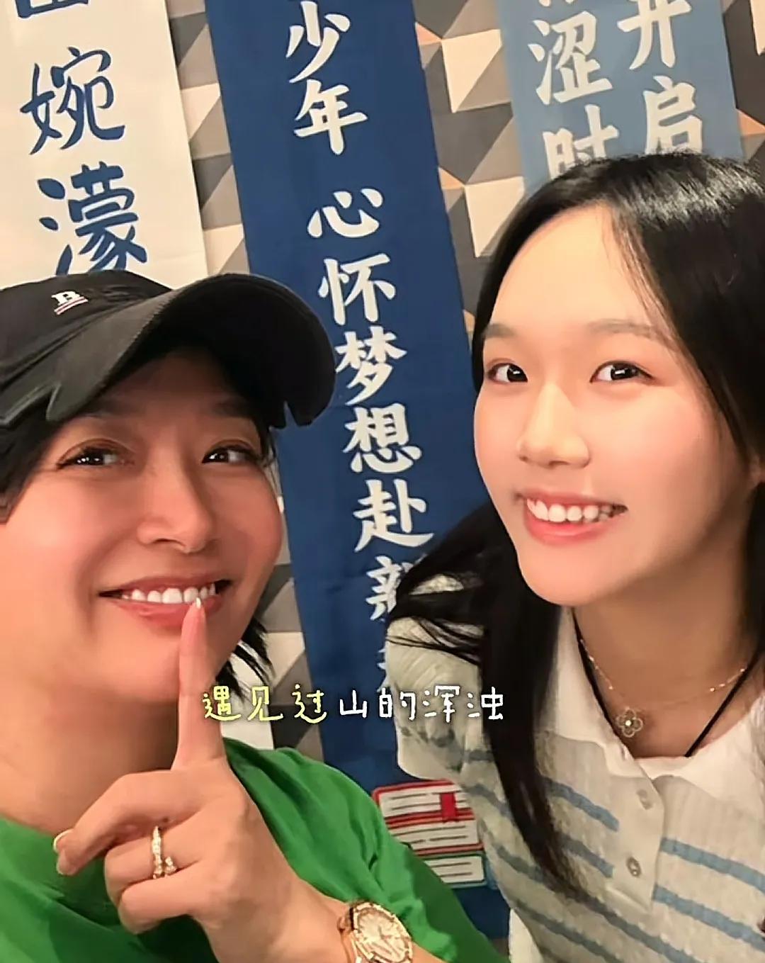 主持人王芳在美国，开派对庆女儿高中毕业，19岁越来越漂亮，教授爸爸未露面！5月