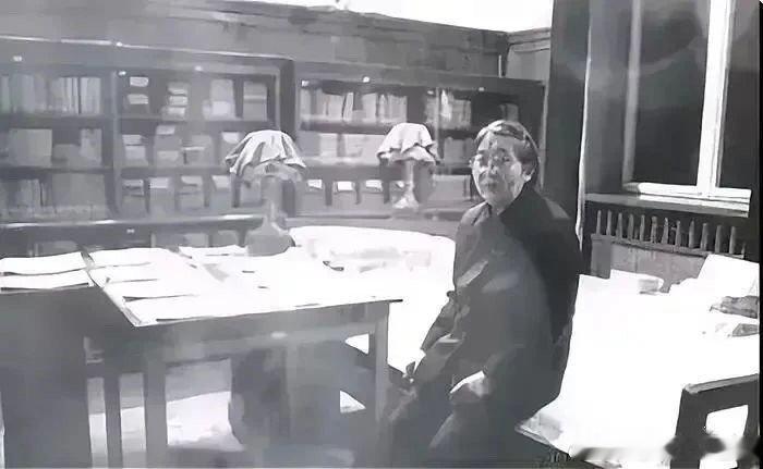 【晚年的李敏独自坐在爸爸的床前，东西还在，人却不在了...】暮色渐浓，晚年的李