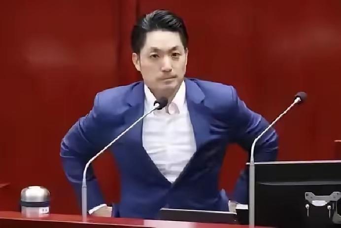 刚看到岛内传来的消息，我都忍不住啧一声：国民党两位分量够重的政治人物定了要访陆，