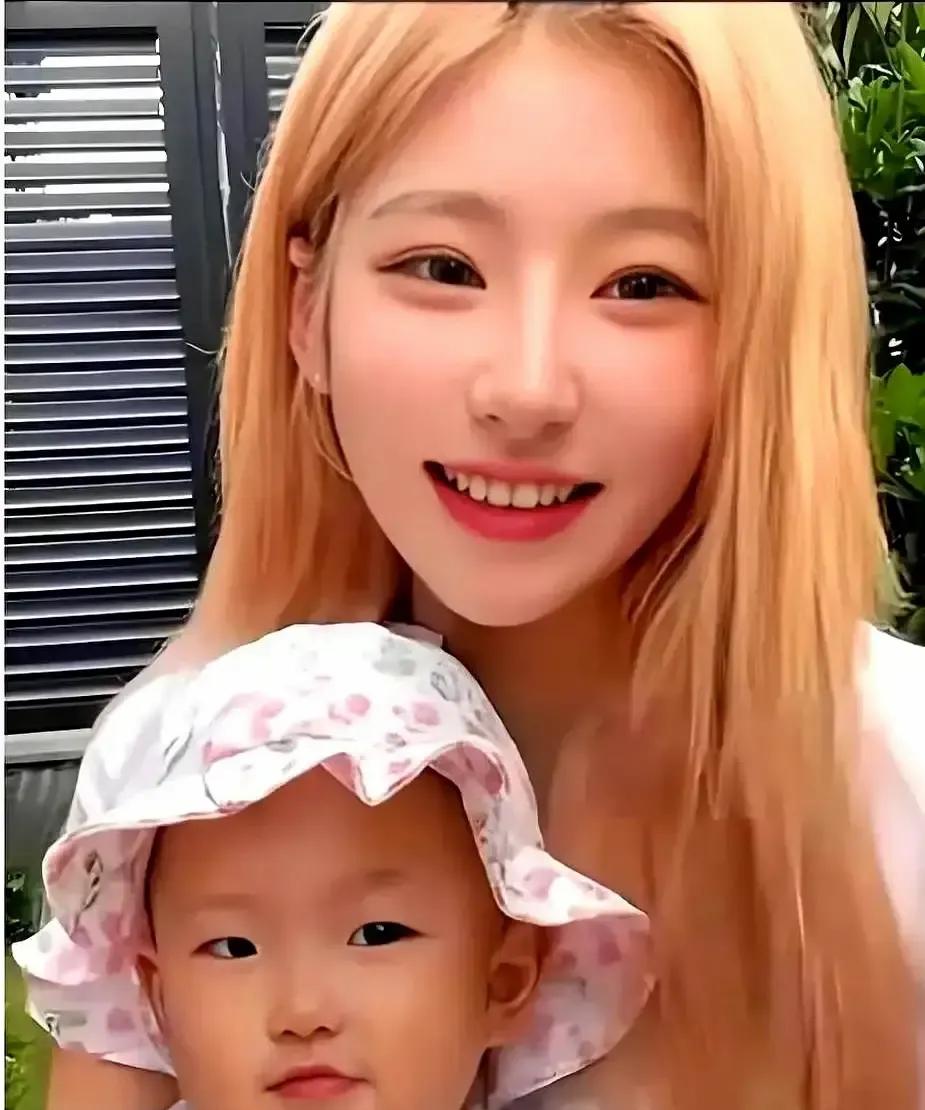 黄一鸣在直播间掰着指头算账，房租一万五，保姆一万八，一个月光基础支出就三万出头。