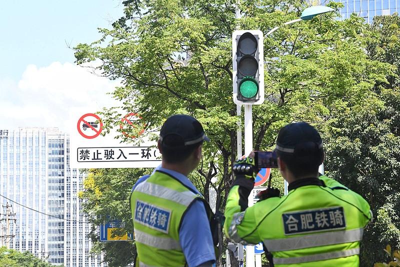 合肥电动车抓拍新规正式落地，不少骑行者此前抱着路口没有执勤交警的心态，随意闯灯、