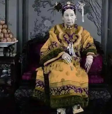 1869年，12岁的同治帝，去给母亲慈禧请安。不料，他刚走进门，便被眼前一幕惊呆