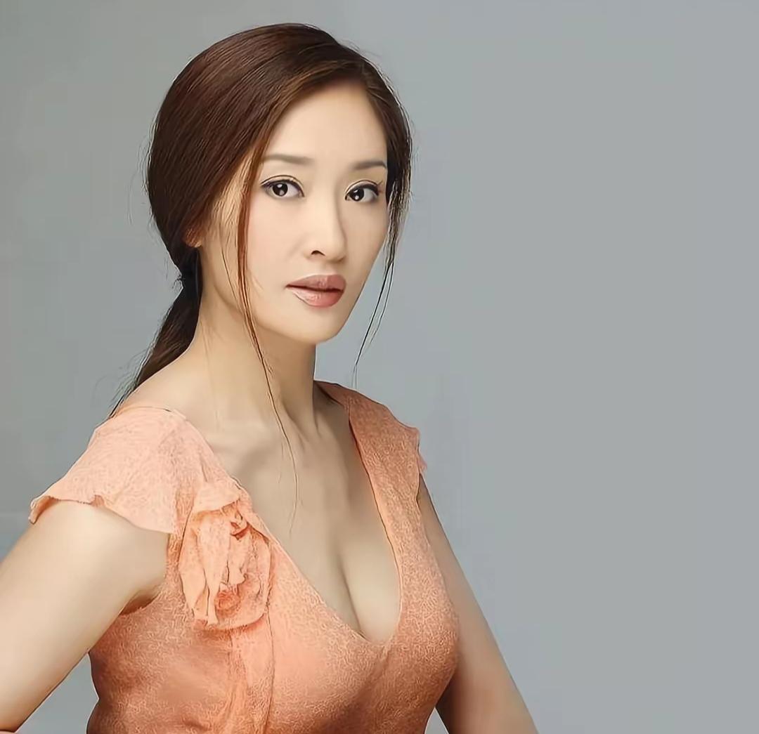 拿过众多国际大奖，前途一片光明的演员盖丽丽，估计00后都不认识，只因为一