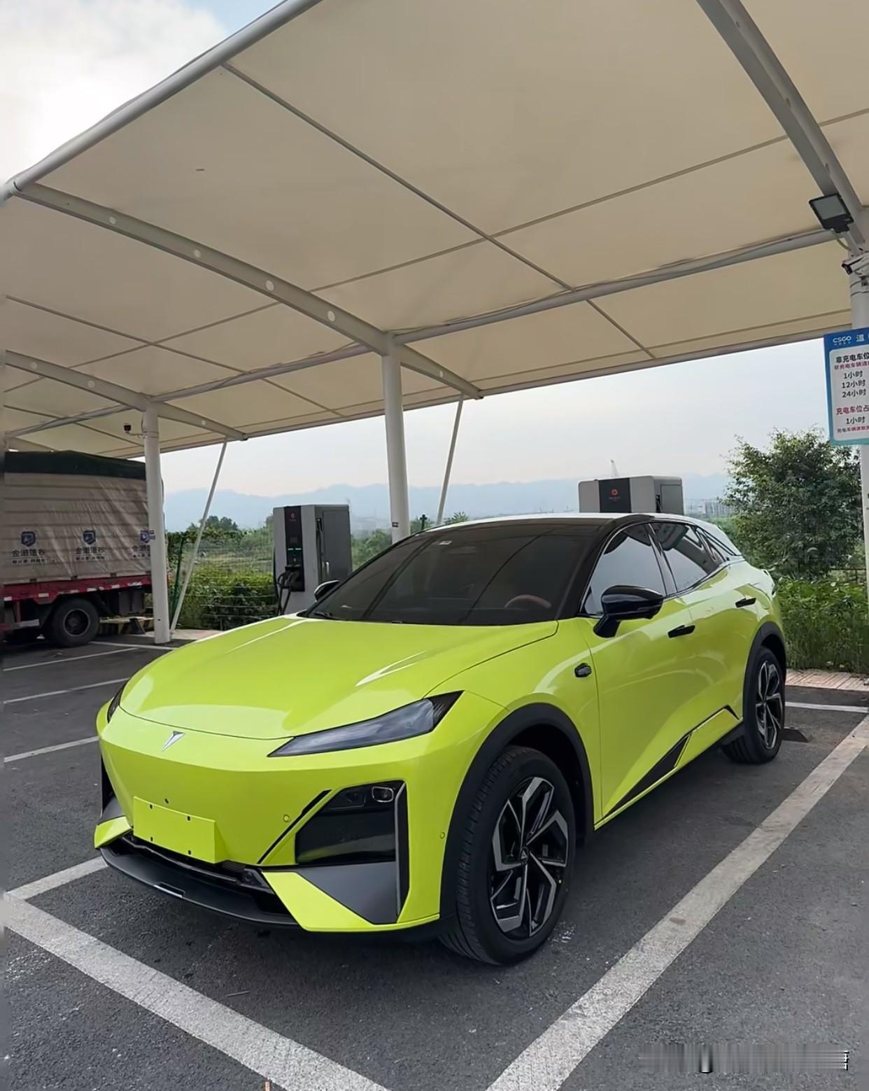 去年初，同事小陈果断提了深蓝S07。一年多过去，当我们聊起用车体验，她的评价就