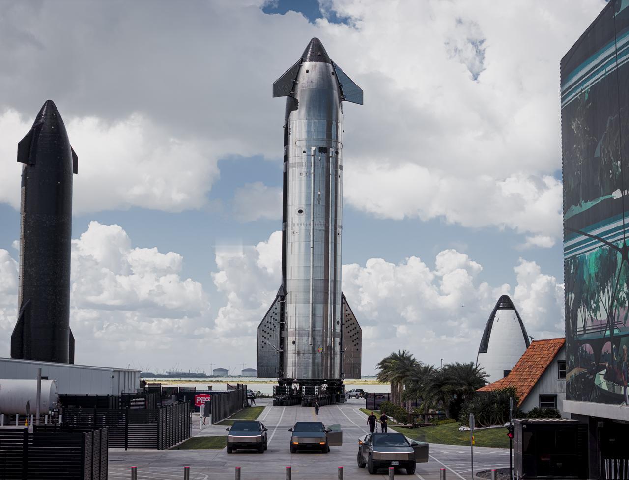 SpaceX星舰S38推出，准备和助推器做最后的堆叠。星舰第十一次试飞不出意外的