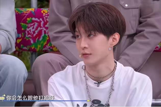 主持人：“如果有一天沈腾变成了外星人，你会怎么跟他打招呼？”范丞丞：“来毁灭