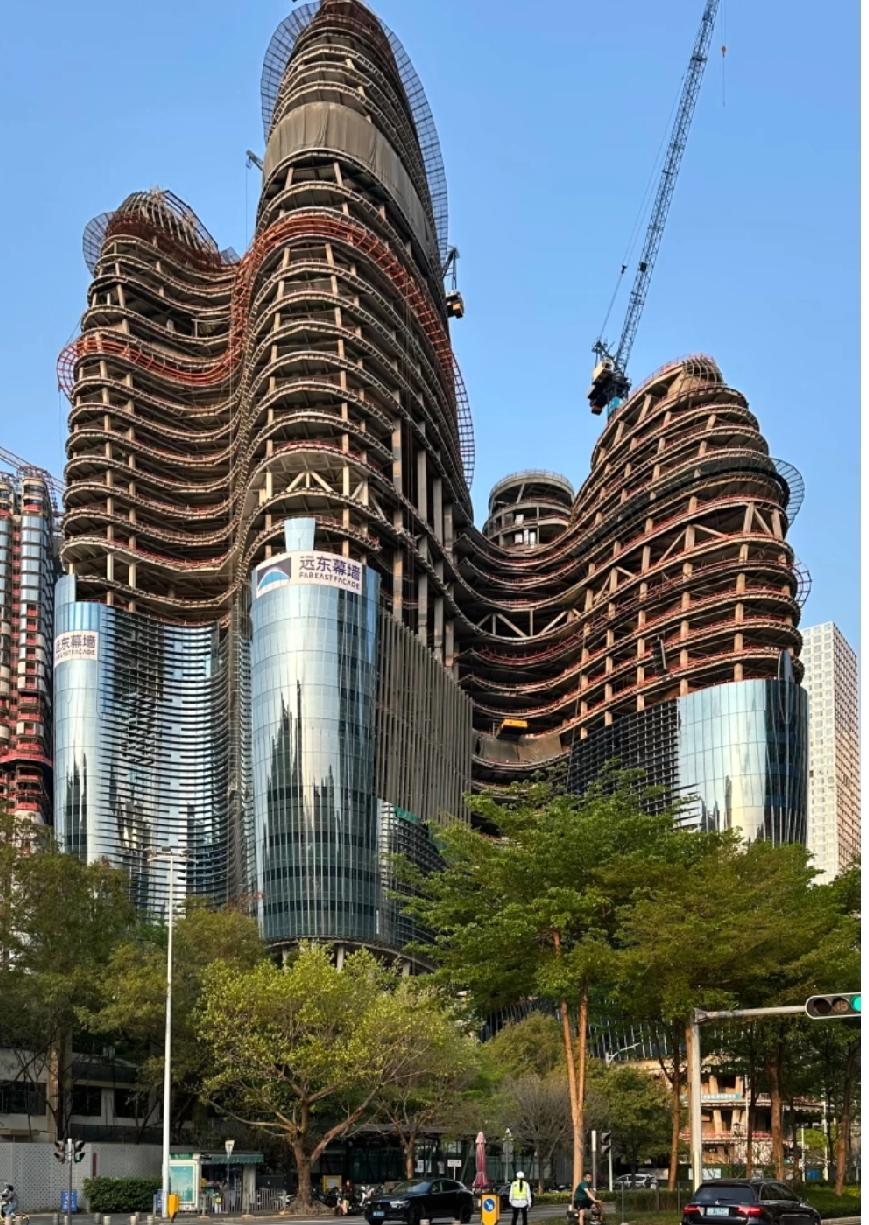 深圳真的扎哈的设计建筑好多啊，不懂为什么上海最新的几懂地标搞得那么一般。
