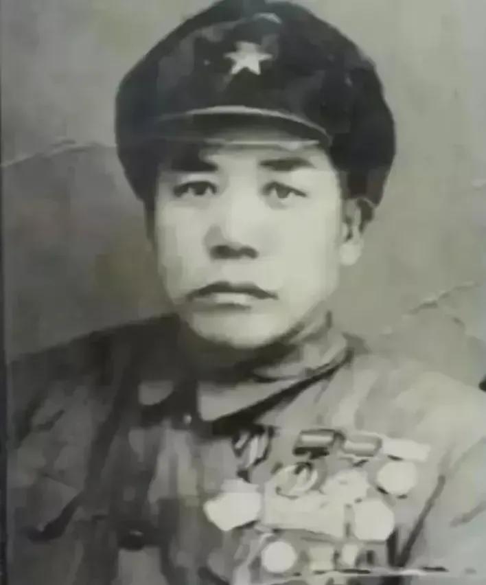 1955年授衔大会，主席翻着名单，突然问：“那个刺倒27个鬼子的‘军中吕布’吕俊