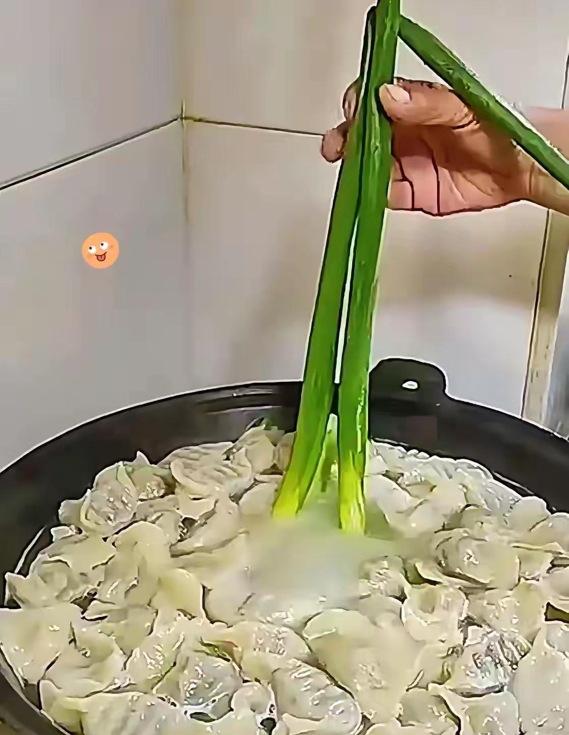 饺子快煮的时候，往锅里放两根葱，有人知道这放葱是干什么用的吗？看到一位宝妈说，