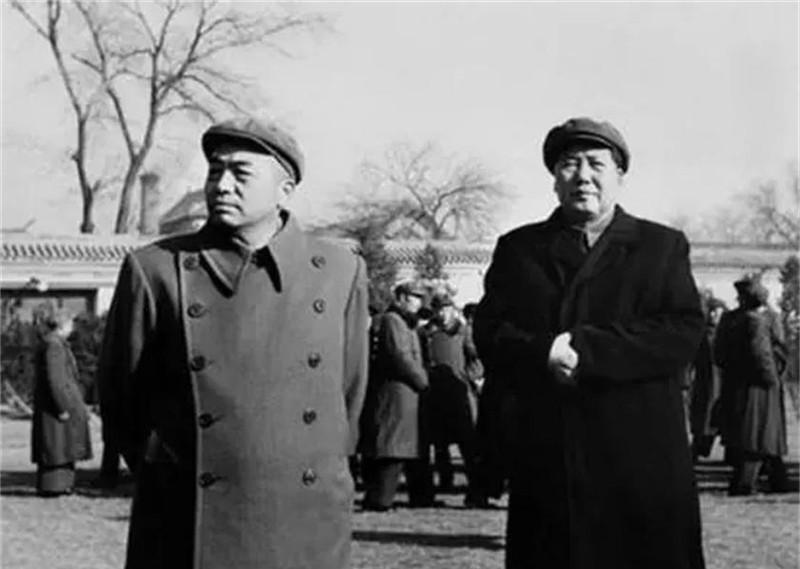 1955年，授勋礼过后，彭德怀热血沸腾地闯入毛泽东办公室，毫不掩饰地挥拳高呼：“