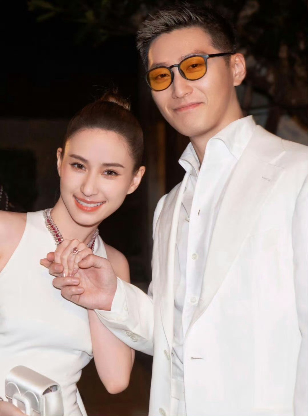 窦骁何超莲现身深圳，相恋四年、成婚三年，低调相伴，依旧甜蜜。
