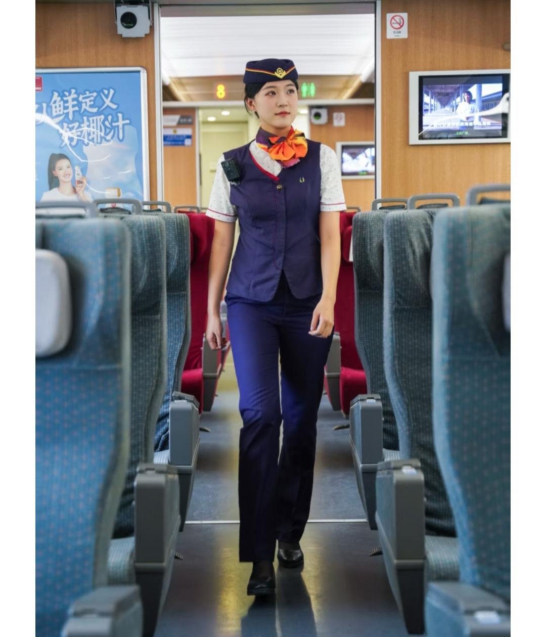 现在找个有社保的工作太难了!女儿大学毕业想考空姐，我跟她爸做了3天的工作，总算