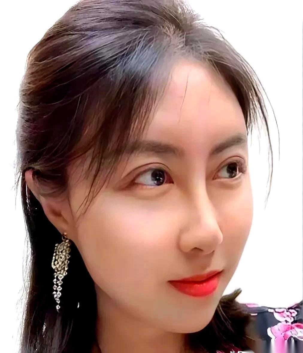 贾浅浅有首诗，就四句。大雪压青松，青松不让压。大雪硬要压，青松没办法。