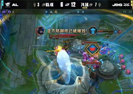 出乎意料原本以为JDG会被AL三比零拿下，不曾想打满五局终结AL连胜，晋级胜者组