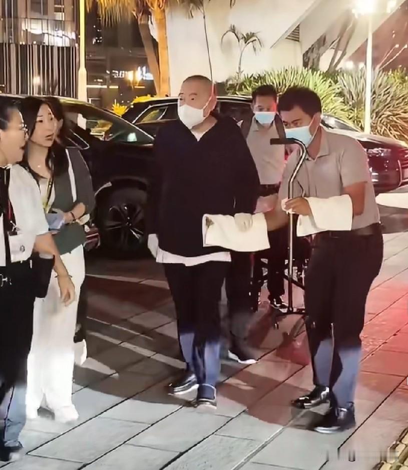 香港富豪刘銮雄，很多人看到他出行需要轮椅、保镖拿着白毛巾，都会感慨岁月带来的巨大