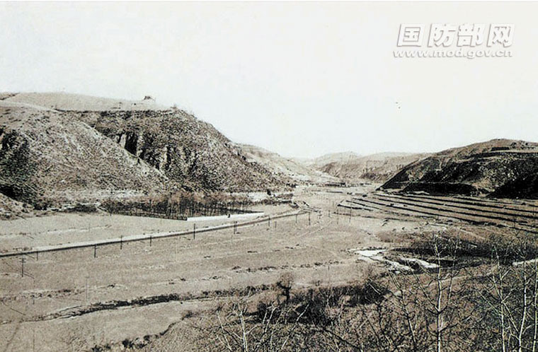 历史上的今日山丹丹花开红又红，红15军团出了征；徐海东、刘志丹指挥妙，劳山榆林