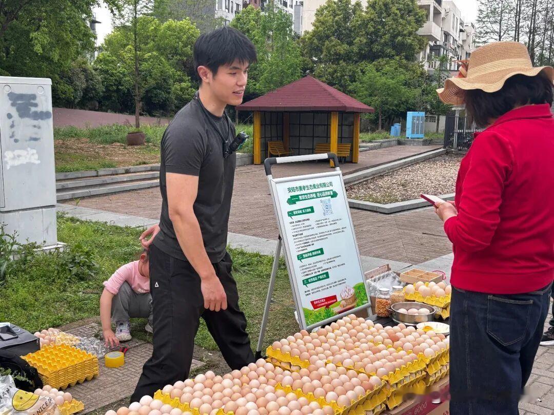 太火了！26岁小伙摆摊卖鸡蛋出圈，3小时狂卖4700个阿姨抢着牵红线谁能想到
