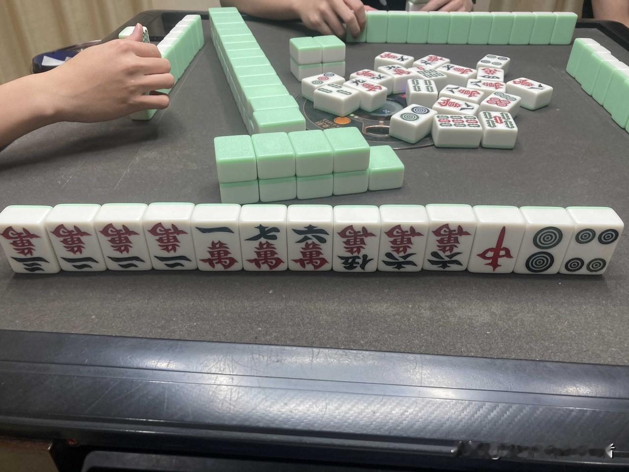 昨天看到了一把争议牌局主视角杠了二四七八条，手里面单吊九条，不管是自摸或者接