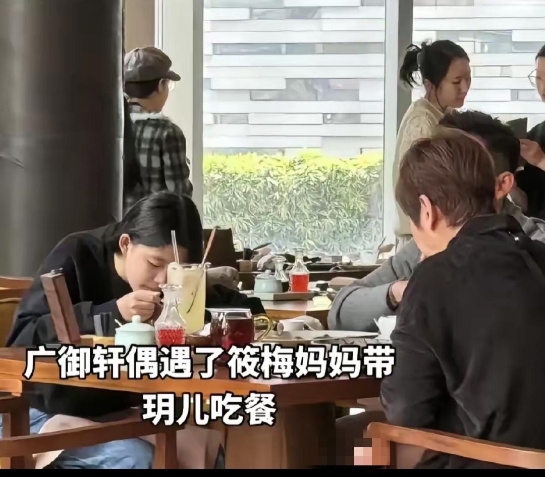 马筱梅的妈妈真是位好外婆，前几日从台湾回来，直接把玥儿带回北京了，昨天看见马筱梅