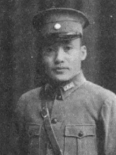 1936年，一名国民党中将跟随红军走完长征，谁知等到了延安，毛主席却对他挥了挥手