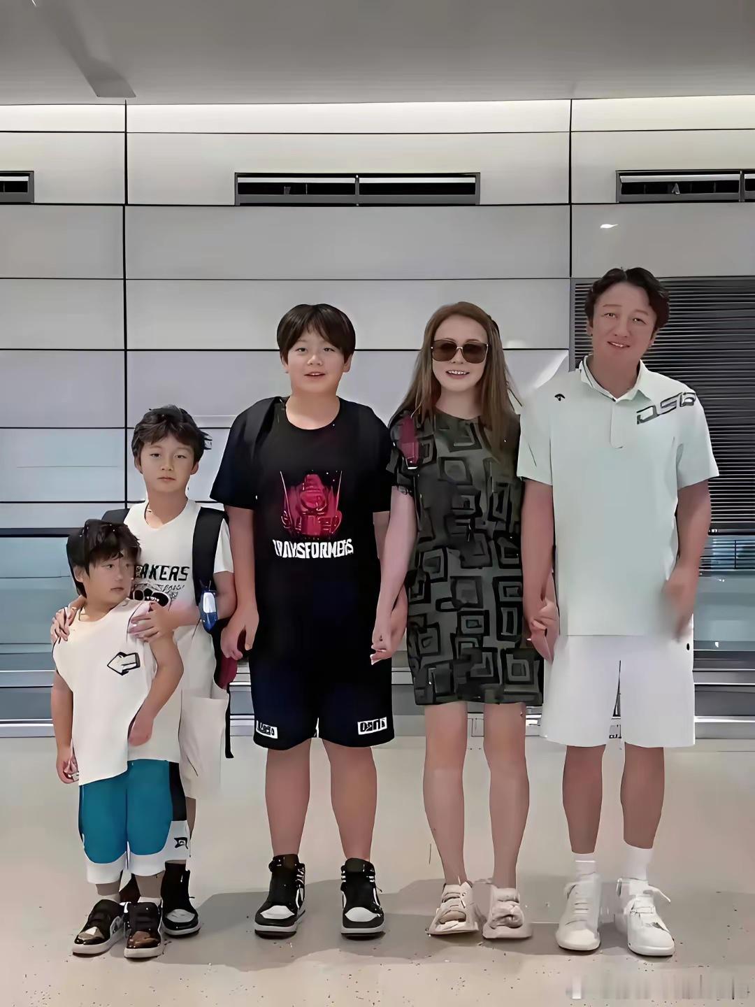 邹市明也太猛了，生了3个儿子，3个儿子都长那么大了，个个都长那么好看，长大之后家