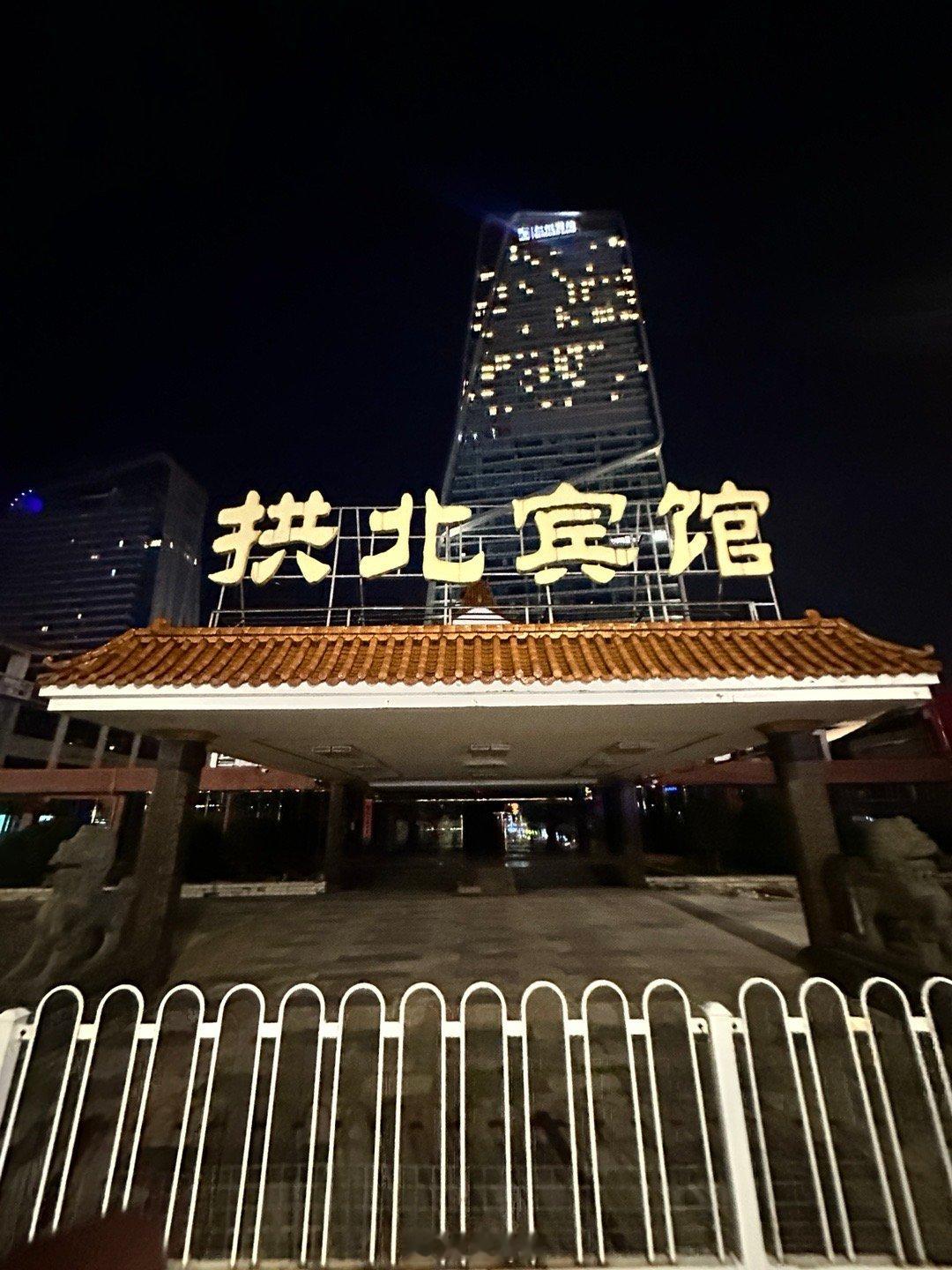 太有年代感，在这里拍一台皇冠133或者LS400，就太有感觉！