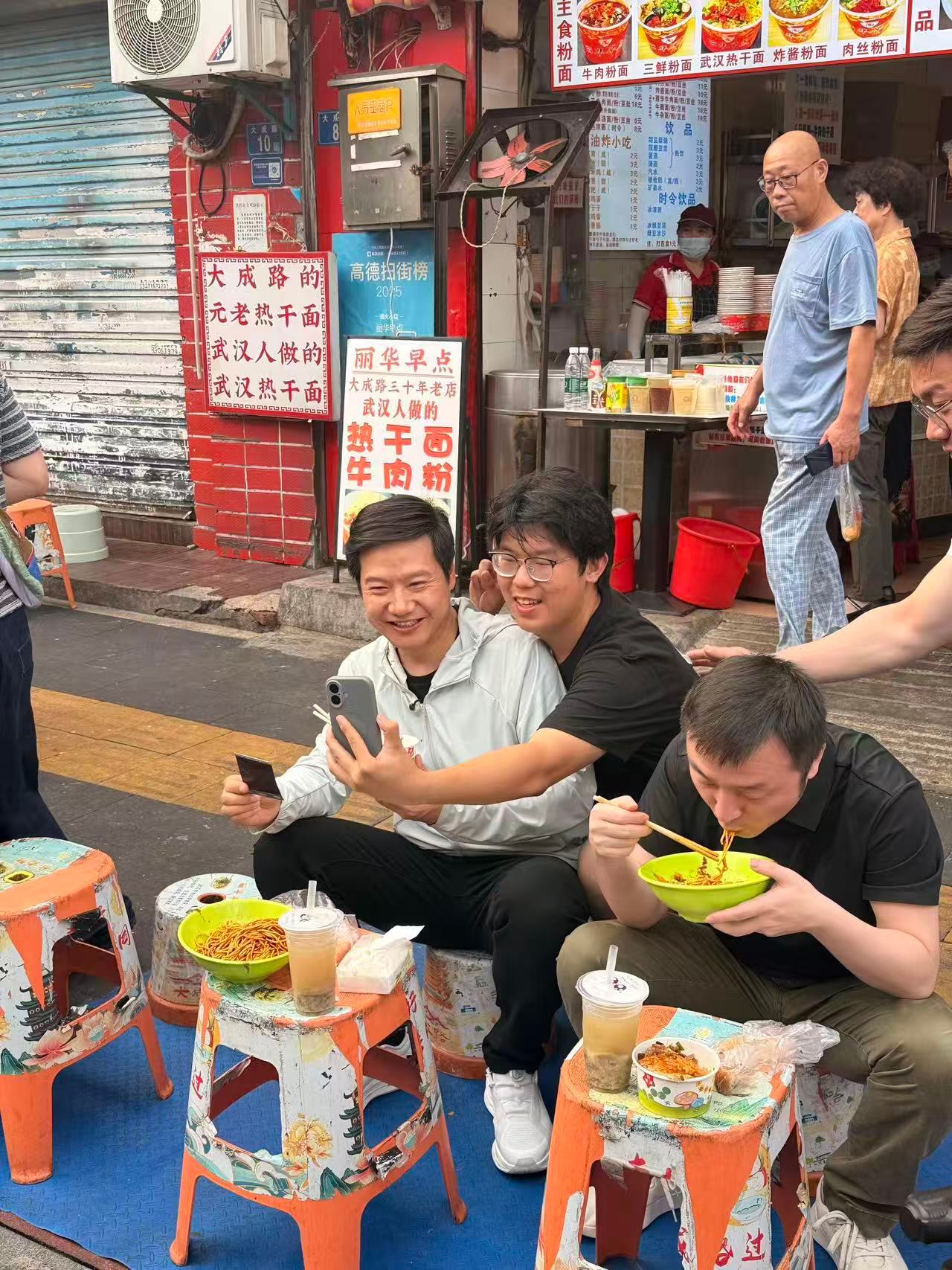 雷军说在街边吃热干面几十年没变很难再找到第二位这样的企业家，坐拥千亿身家，雷军依