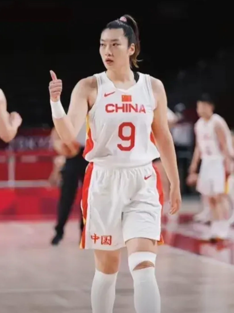 宫鲁鸣弃用李梦引爆争议！亚洲杯夺冠隐患背后，谁才是真正输家？