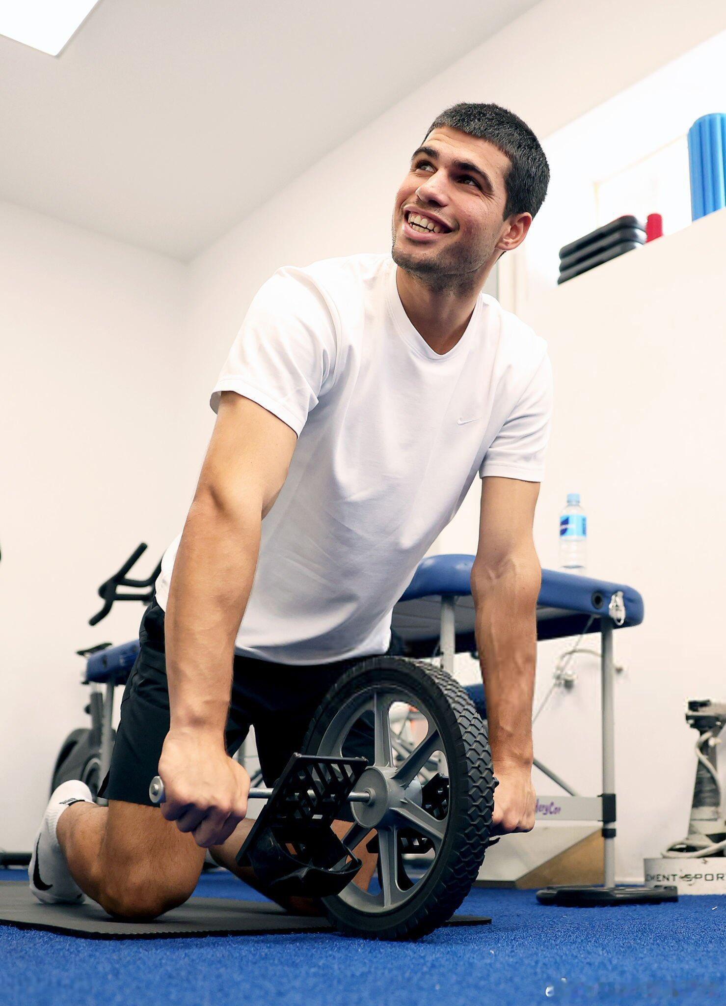 阿尔卡拉斯体能测试阿尔卡拉斯近期在训练中进行了包括最大摄氧量的体能测试；训练科技