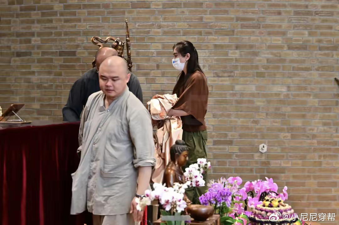 王祖贤在加拿大参加法会，打扮朴素，身材走样，在现场帮忙搬桌子！！！​​​
