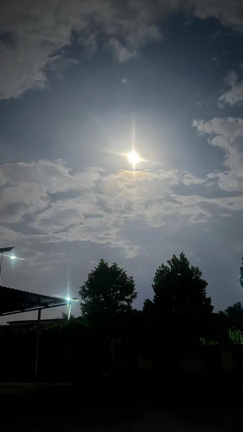 不知道是他悲哀还是我该悲哀。早上六点的开门声，一夜未归的他，竟然还回来了！