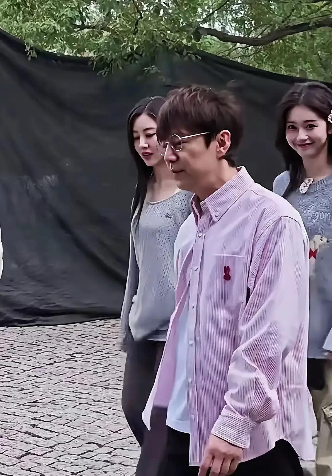 何炅近照一出，评论区直接炸锅：脸没垮，皱纹没长，可“少年感”像被谁偷了。我