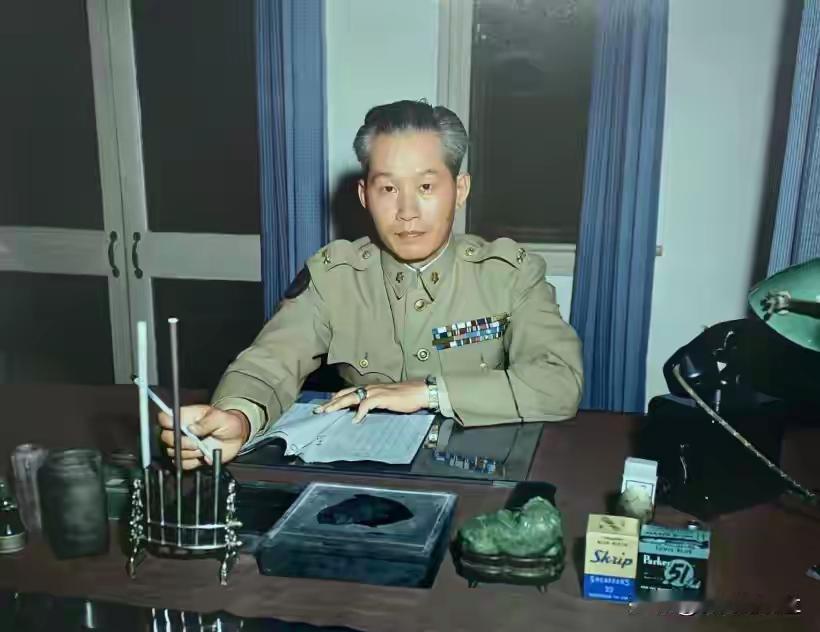 晚年的孙立人与两位夫人,儿子的合影,夫人相处融洽,儿女优秀孙立人将军与他