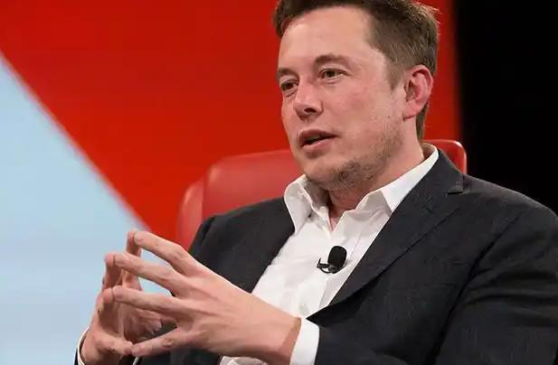 马斯克当着美国五星上将的面，直接把桌子掀了。他说，到年底，中国的发电量，是美国