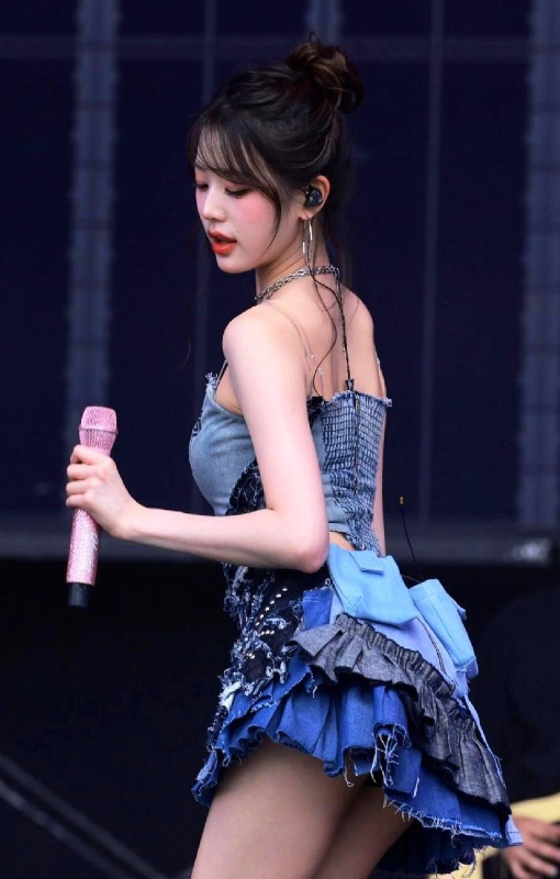 她一眨眼，股市都跟着抖三抖。头发一甩，热搜就爆了。腰线抬两厘米，全网说“这身