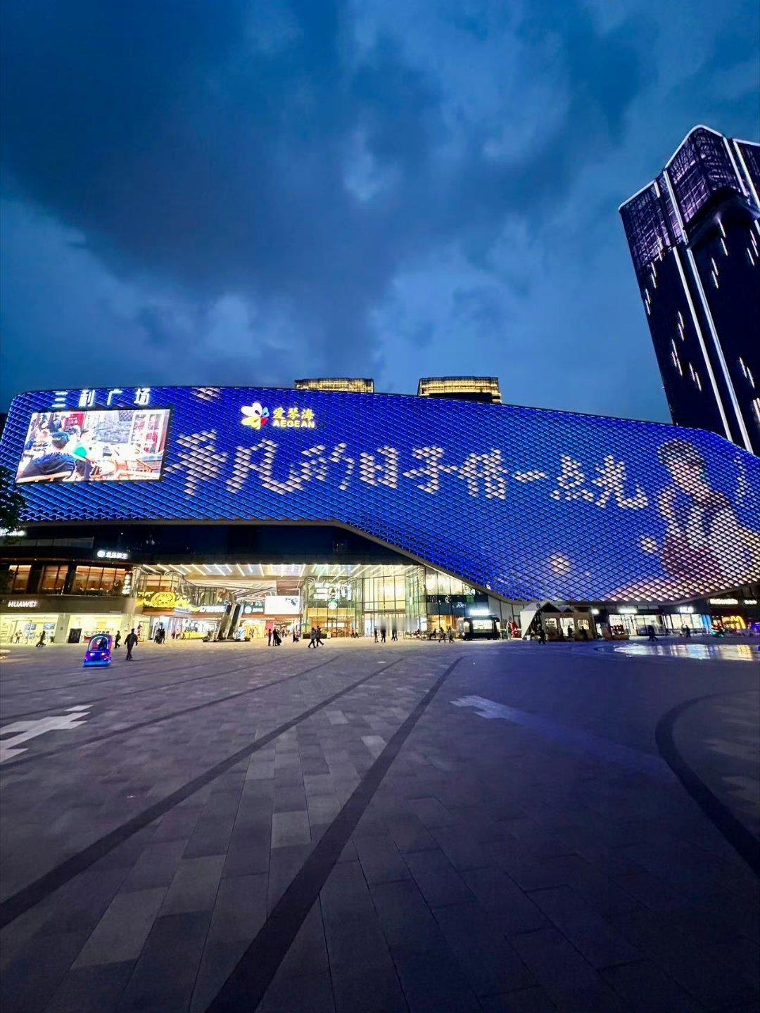 听刘宇宁的歌打卡大美中国追光的人终会成为光，平凡的人也能照亮世界。刘宇宁南京站