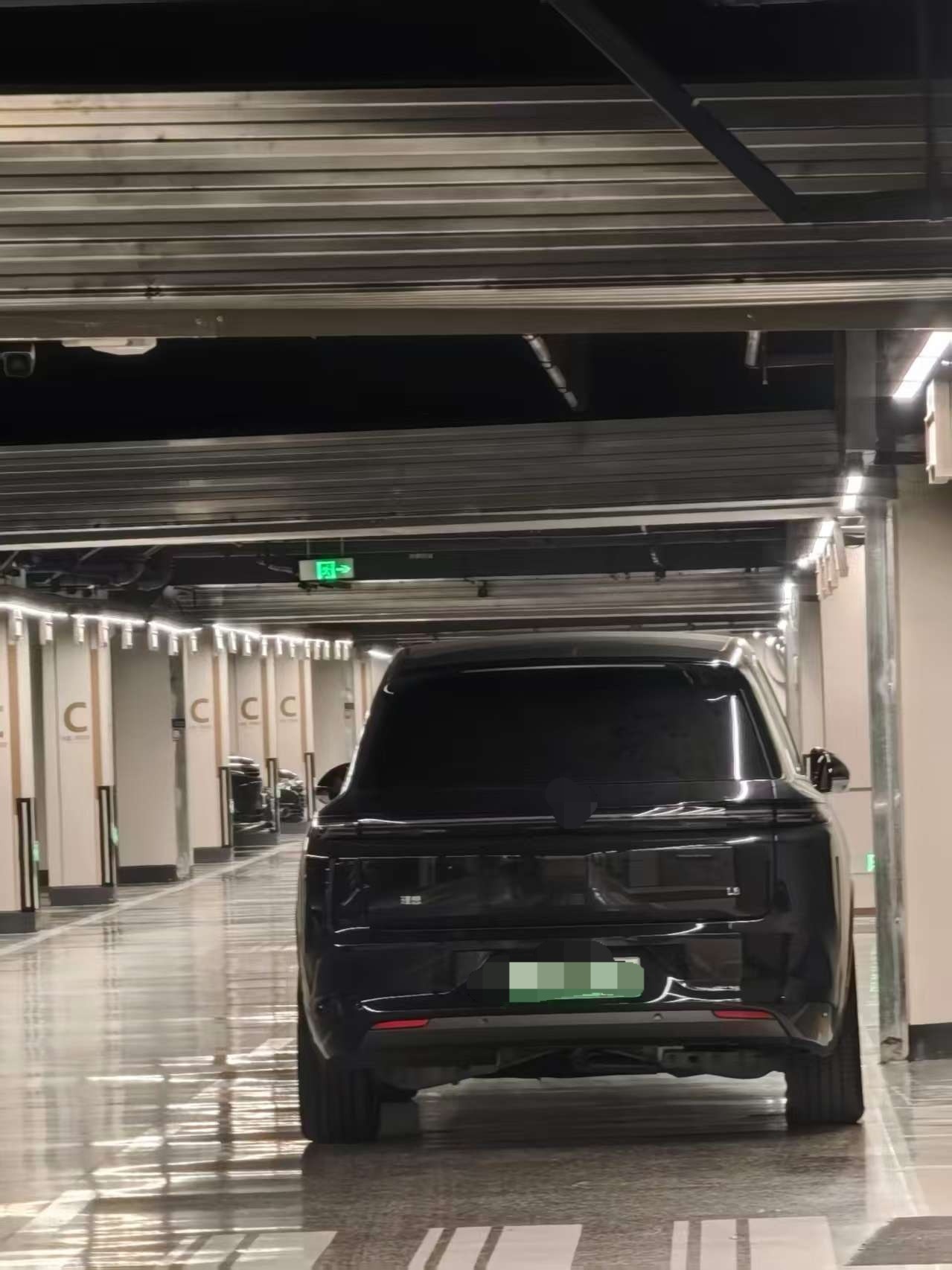 刚搬到新小区的第二天车库门就被人堵了直接停路中间旁边物业小哥都快几急哭了我特么一