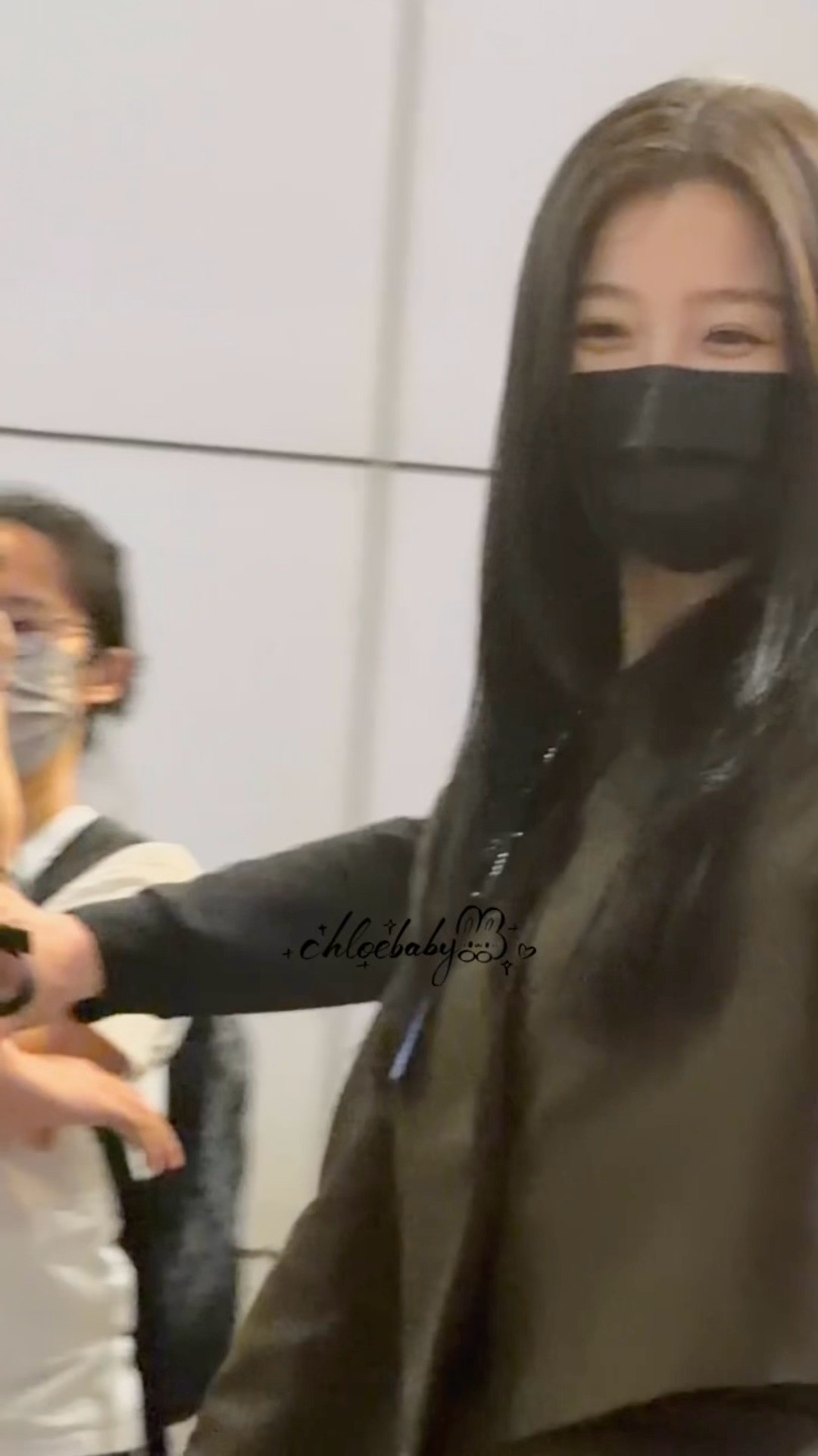 虽然很想感叹今晚虞书欣的穿搭真的很宽肩窄腰大长腿，但看到这个笑吟吟的眼睛🥹这是