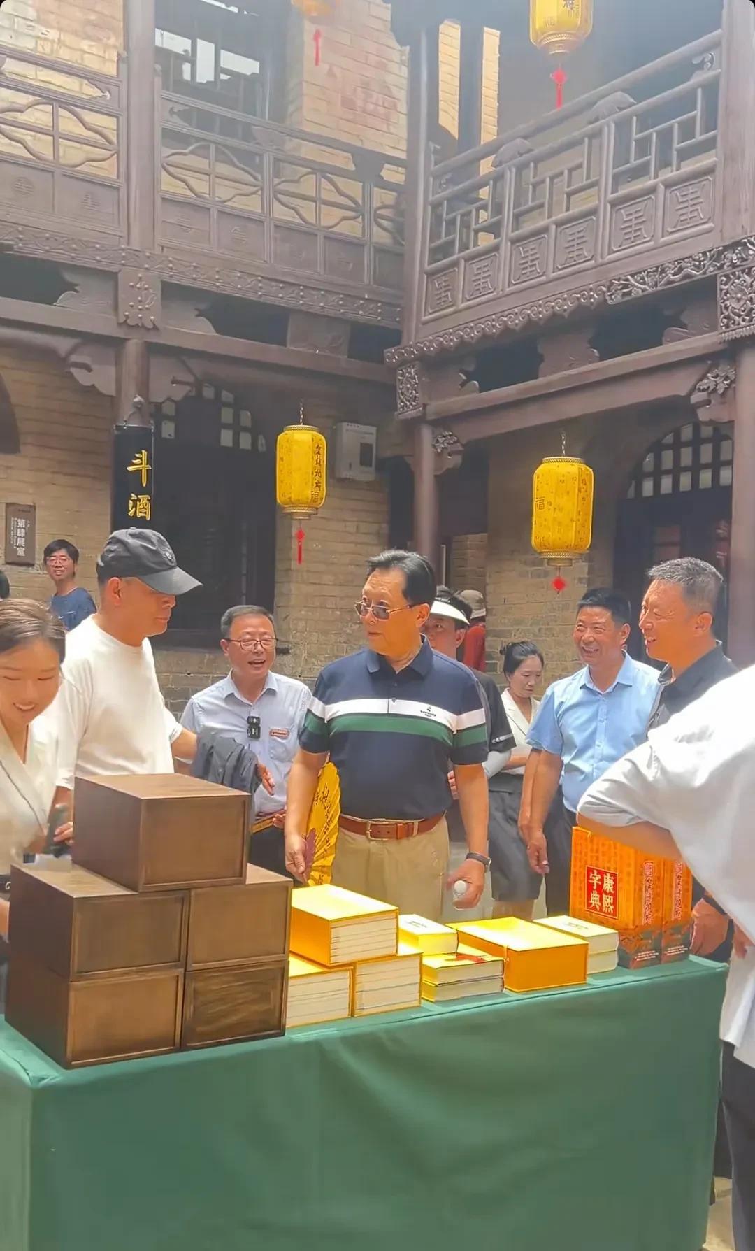 唐国强和张光北不约而同在皇城相府相遇！俩人曾在《三国演义》里一个演吕布，一个演诸